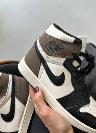 Стильные женские кроссовки air jordan 1 retro high dark mocha коричневые с белым и чёрным6 фото