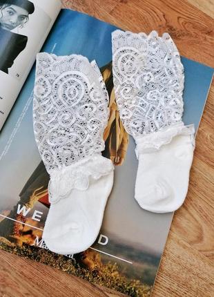Великолепные белые носки с кружевом