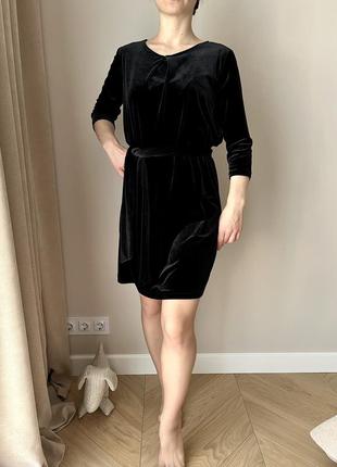 Платье бархатное свободного кроя под пояс