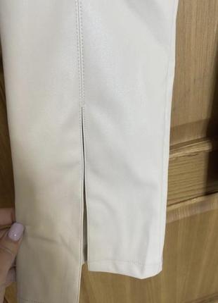 Новые светлые брюки лосины из эко кожи на резинке снизу разрез 48-509 фото