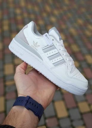 Классные женские кроссовки adidas forum low white light grey белые со светло-серым