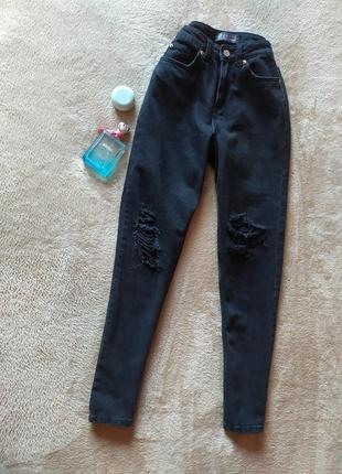 Шикарні якісні цупкі завужені джинси mom з потертостями на колінах висока талія