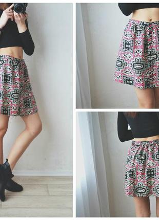 Очень красивая и стильная брендовая юбка в узорах.5 фото