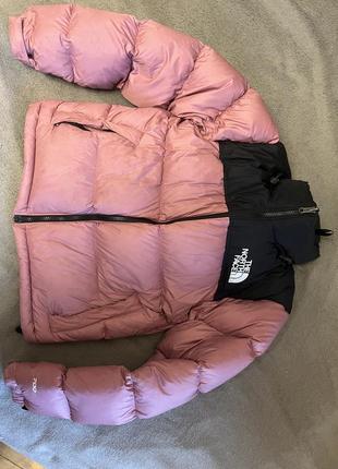 Розовый пуховик от tnf