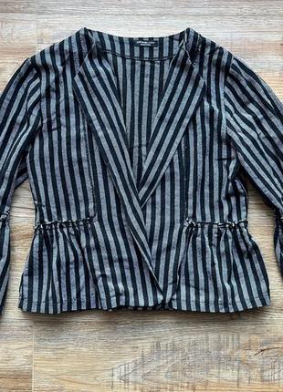 Короткий пиджак с рукавами-воланами