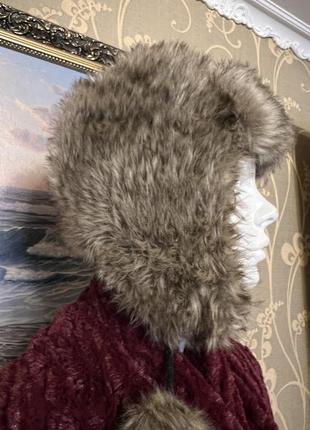 Очень красивая и стильная тёплая меховая шапка.