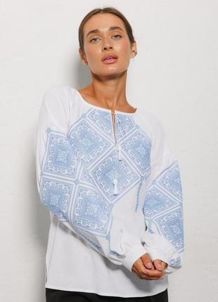 Вышиванка женская белая с голубыми геометрическими узорами крестиком4 фото
