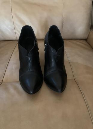 Кожаные сапожки туфли на каблуке 40 размер