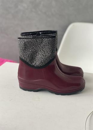 Сапоги резиновые на флисе ботинки вишневого цвета