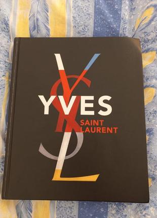 Книга про легендарного кутюрьє.ysl. тверда обкладинка, глянцеві сторінки всередині.