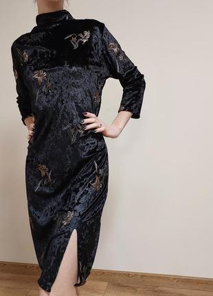 Оксамитова сукня з вишивкою лілією2 фото