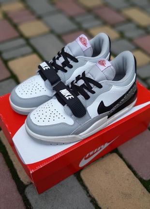 Крутые женские кроссовки nike air jordan legacy 312 low grey white black серые с белым и чёрным9 фото