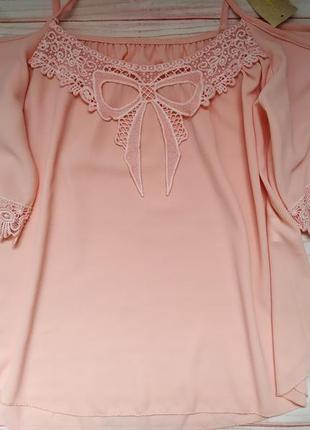 Топ з відкритими плечима