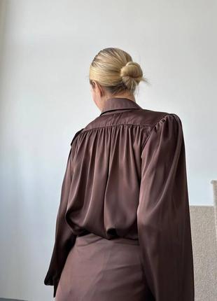 Шелковый костюм рубашка с объемными рукавами оверсайз на пуговицах юбка миди свободный комплект графитовый коричневый черный элегантный вечерний10 фото
