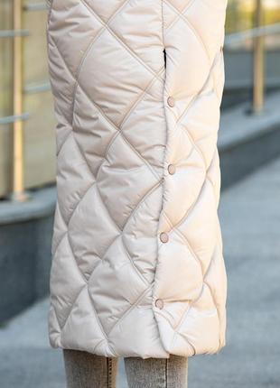 Зимове стьобане пальто з водовідштовхувальної плащівки та еко хутра норки на комірі.9 фото