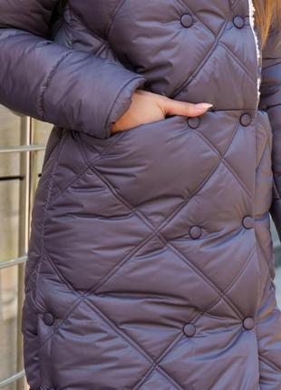 Зимове стьобане пальто з водовідштовхувальної плащівки та еко хутра норки на комірі.3 фото