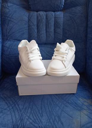 Жіночі (підліткові) шкіряні білі фабричні кросівки фірми xifa2 фото