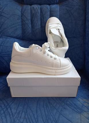 Жіночі (підліткові) шкіряні білі фабричні кросівки фірми xifa6 фото