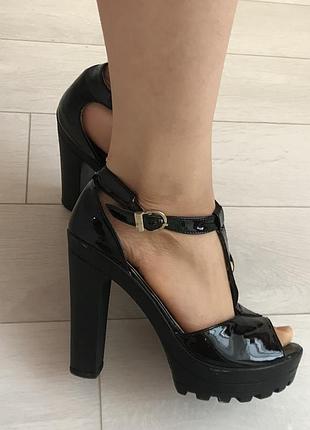 Лакові босоніжки guero