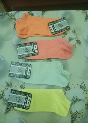 Набір різнокольорових шкарпеток