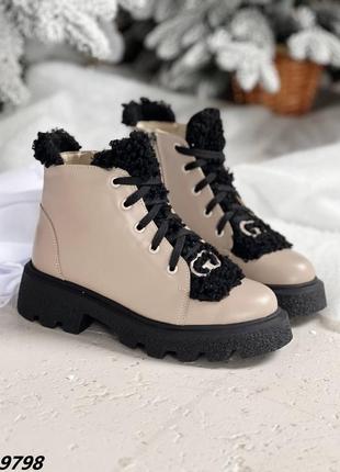 Натуральные кожаные зимние ботинки цвета капучино с мехом тедди на черной подошве3 фото
