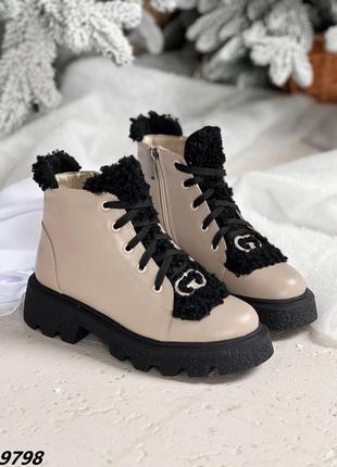 Натуральные кожаные зимние ботинки цвета капучино с мехом тедди на черной подошве2 фото