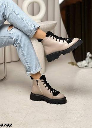Натуральные кожаные зимние ботинки цвета капучино с мехом тедди на черной подошве4 фото