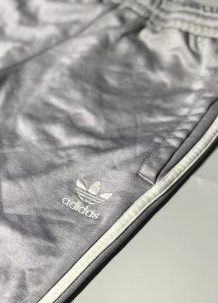 Спортивные штаны adidas с вышитым логотипом1 фото