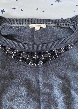 Серый свитер или реглан с декоративной отделкой6 фото