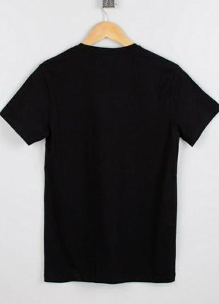 Стильна чорна чоловіча футболка з написом5 фото