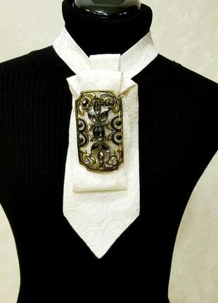 Эффектный женский галстук с расклешенным украшением.1 фото