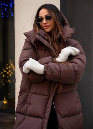 Теплый миди пуффер пуховик длинный стёганый с капюшоном на пуху удлиненная зимняя куртка парка черный белый бежевый коричневый серый малина6 фото