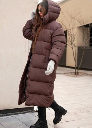 Теплый миди пуффер пуховик длинный стёганый с капюшоном на пуху удлиненная зимняя куртка парка черный белый бежевый коричневый серый малина4 фото