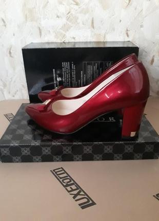 Туфлі жіночі червоні8 фото