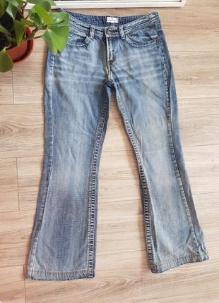 Фирменные джинсы от tom tailor с легким клешем на штанинах
