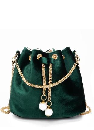 Зеленая бархатная сумка через плечо с белым шариком и золотой цепочкой
