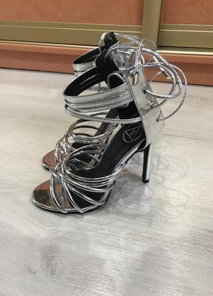 Стильные серебрянные босоножки на высоком каблуке missguided!4 фото