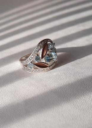 🫧 17 размер кольцо серебро с золотом топаз голубой5 фото
