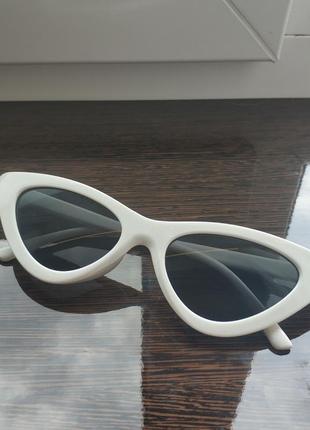 Сонцезахисні окуляри в стилі 80х