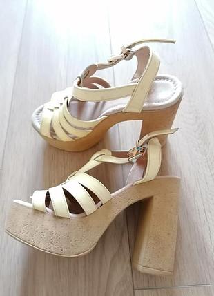 Крутые босоножки из лаковой кожи