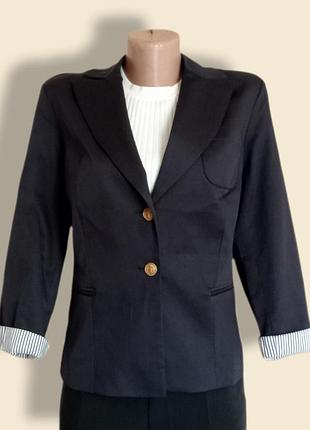 Класичний темно-синій піджак.