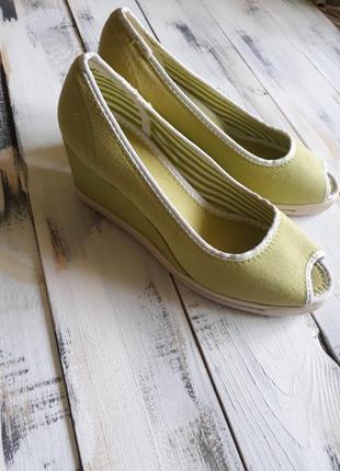 Красиві літні туфлі