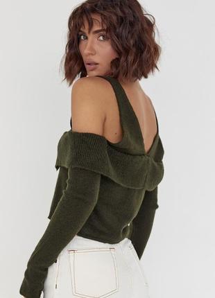 Вязаный пуловер на пуговицах с открытыми плечами7 фото