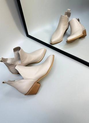 Нові стильні шкіряні казаки беж нюд