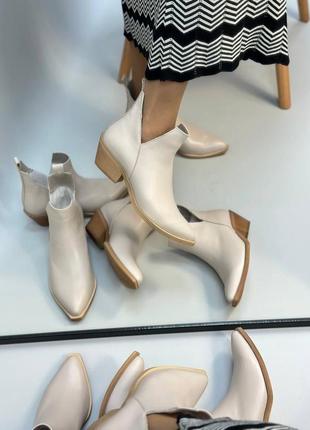 Нові стильні шкіряні казаки беж нюд