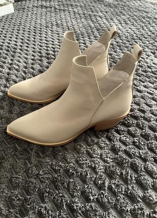 В наявності шкіряні зручні короткі казаки