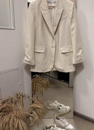 Фантастический пиджак из плотной ткани от бренда zara