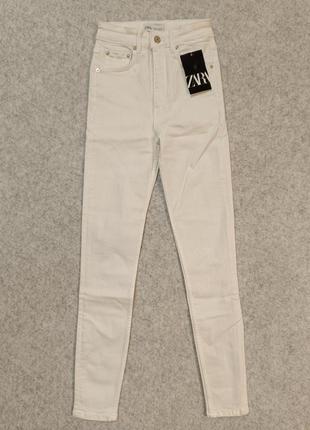 Джинсы белые стрейчивые с высокой посадкой