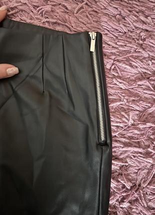 Трендовые кожаные брюки с разрезами от zara