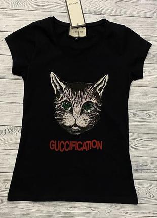 Женская чёрная футболка с принтом «кошка»1 фото